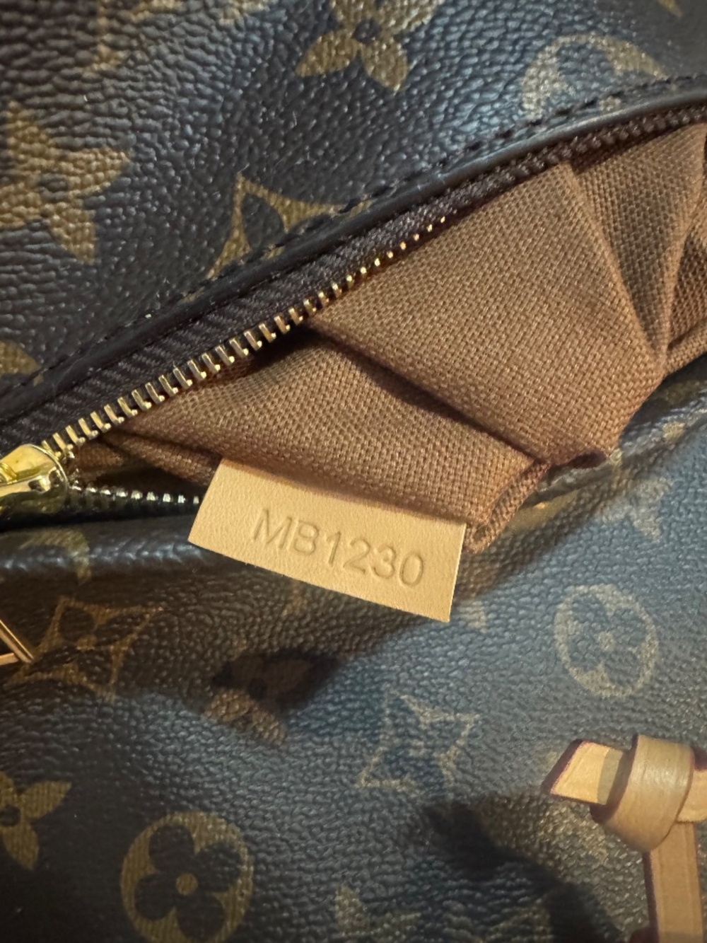 LOUIS VUITTON Monogram Montsouris PM - Picture 2 of 10